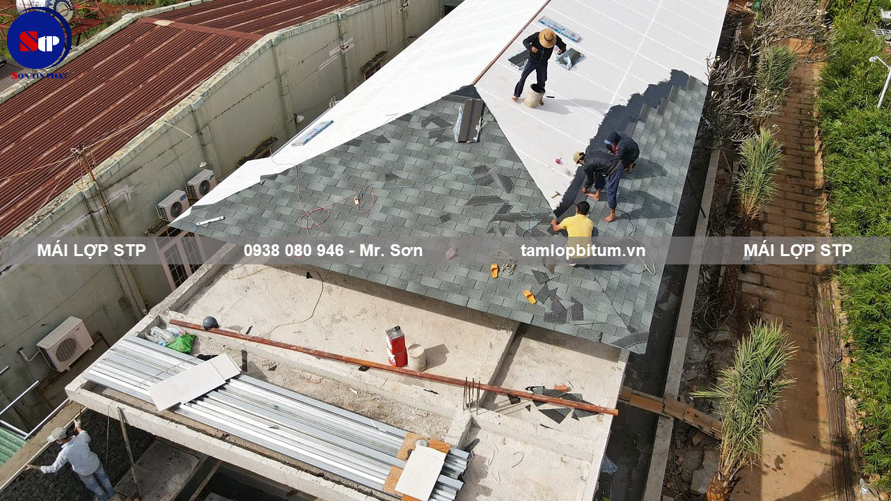 Công trình đang trong quá trình thi công mái lợp STP cho phần mái nhà chính